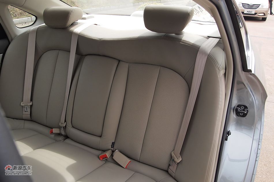 东风风神A60座椅空间