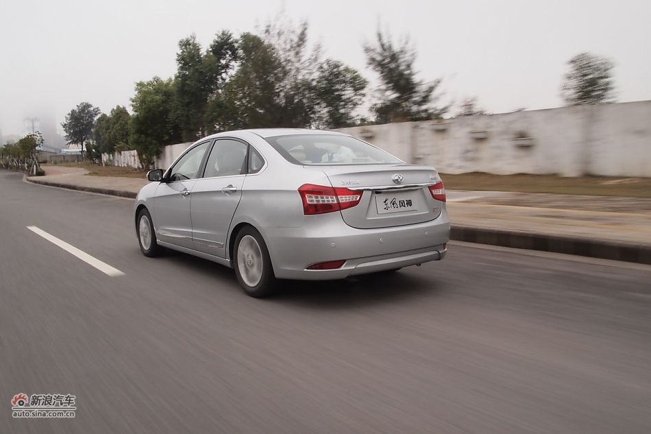 东风风神A60试车