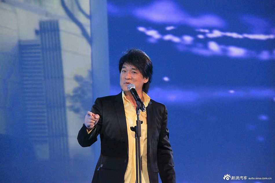 著名音乐人周华健与东风风神A60