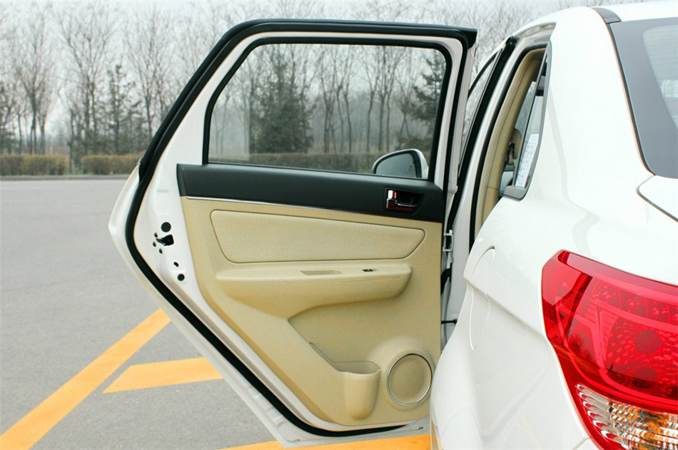 2013款北京汽车E系列1.3L手动乐天版三厢