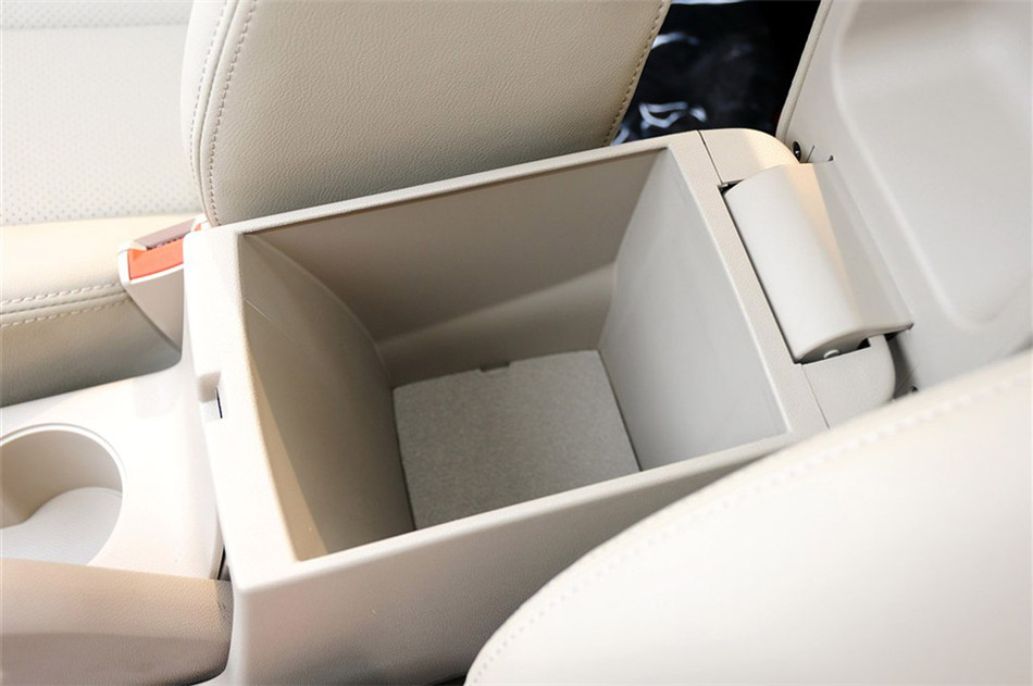2013款1.6L 手动豪华型 京V 座椅空间