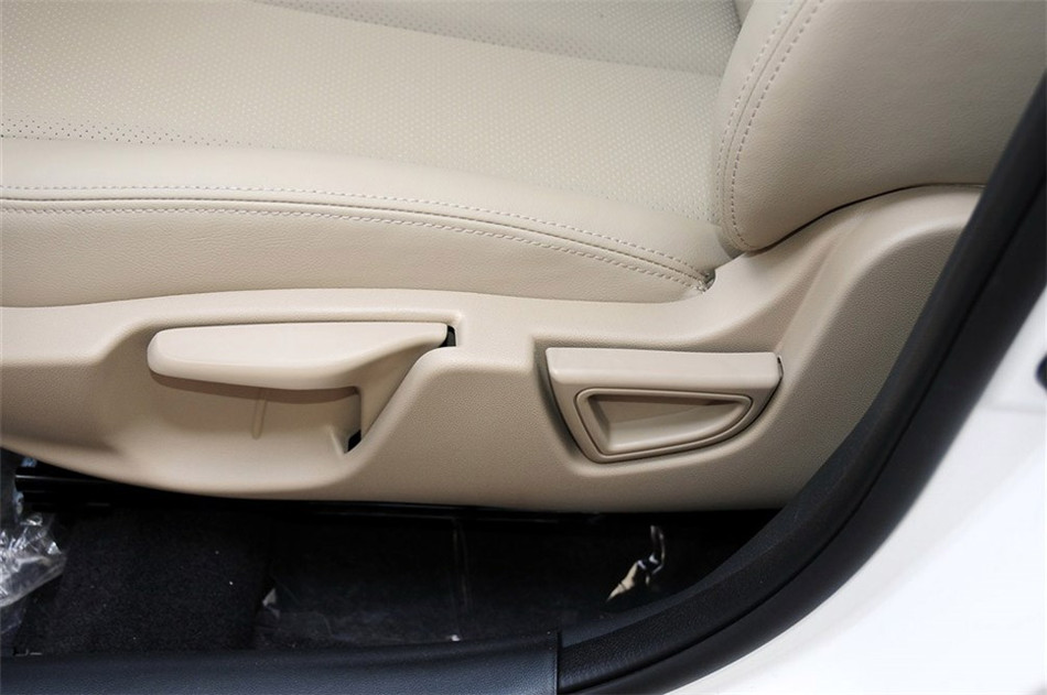 2013款1.6L 手动豪华型 京V 座椅空间