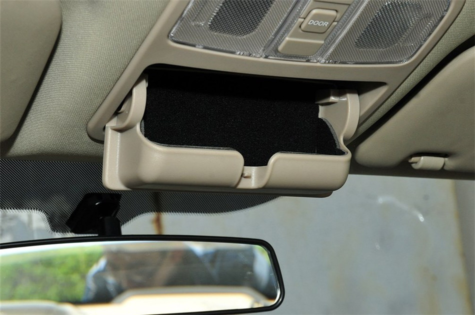 2012款 1.6L MT 舒雅型 座椅空间