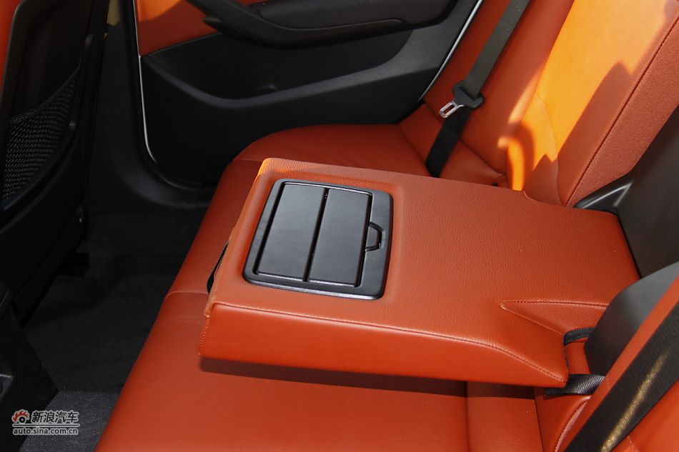 华晨宝马X1座椅空间