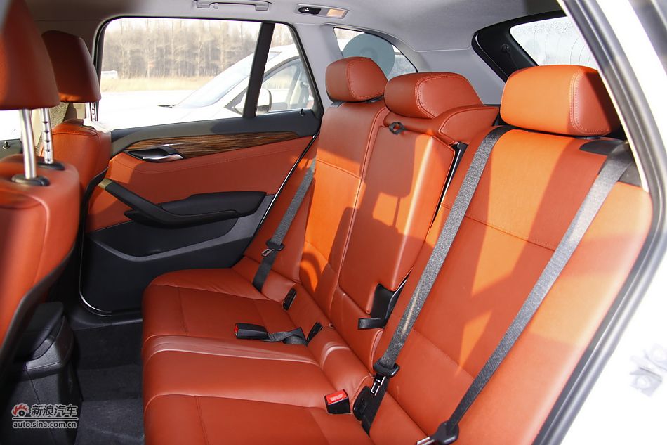 华晨宝马X1座椅空间