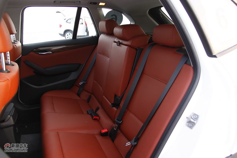 华晨宝马X1座椅空间