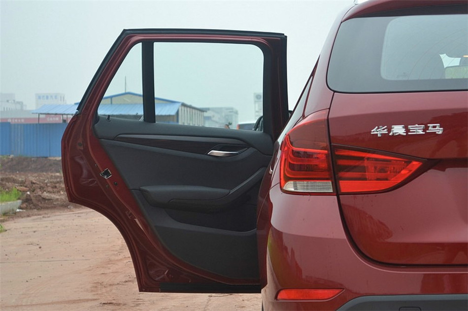 2014款 2.0T AT XDrive20i X设计套装 座椅空间