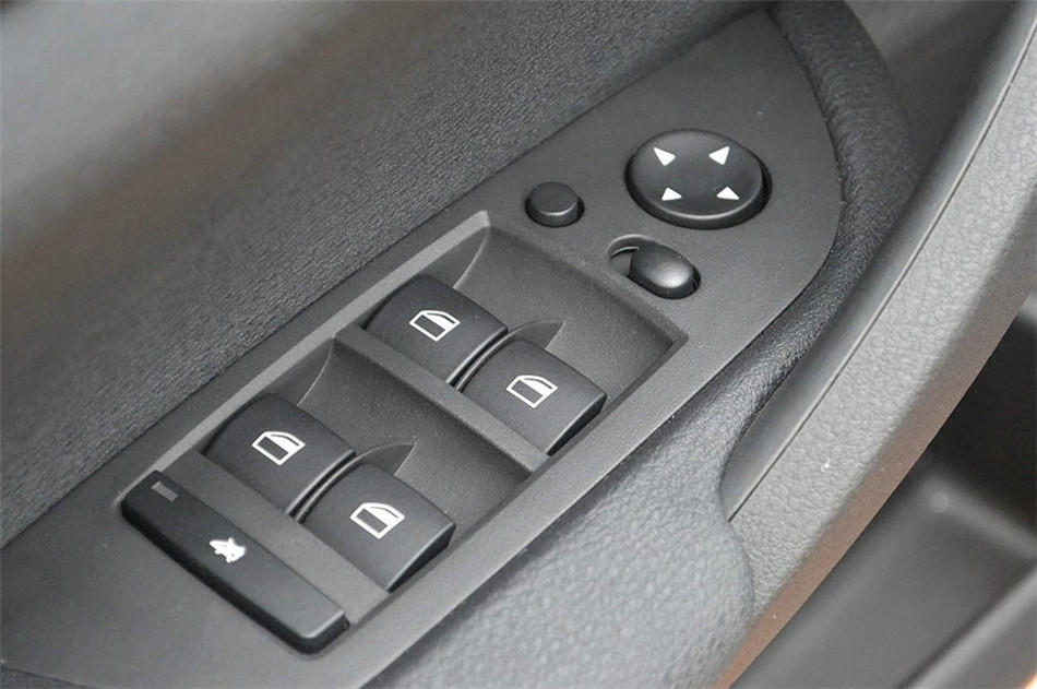 2014款 2.0T AT XDrive20i X设计套装 座椅空间