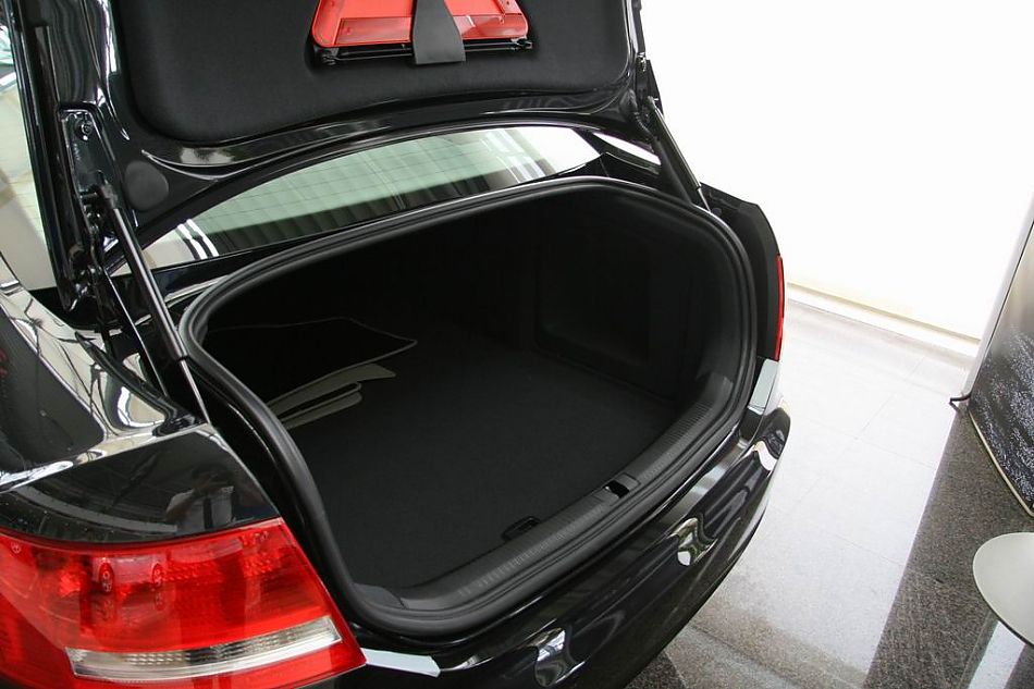一汽大众奥迪A6L后备厢