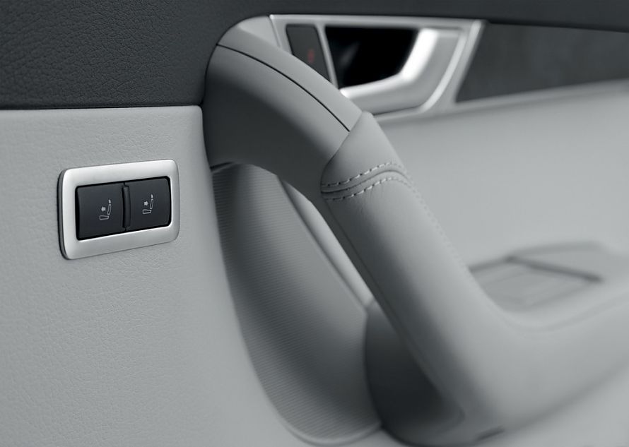 奥迪A6L 2.7TDI后排座椅调节按钮