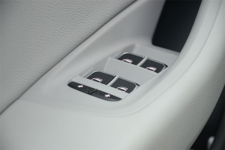 奥迪A6L 2012款 2.5L CVT 豪华型 