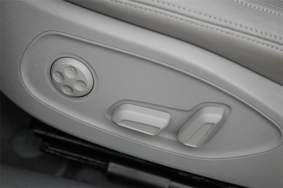 2014款 3.0T 50 TFSI DCT quattro 豪华型 座椅空间