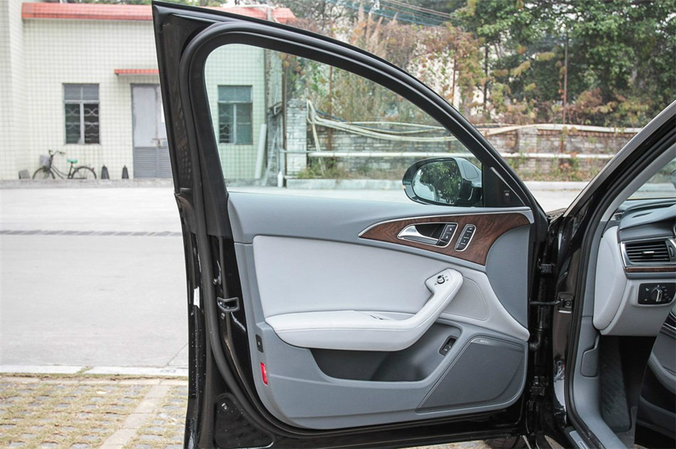 2014款 3.0T 50 TFSI DCT quattro 豪华型 座椅空间