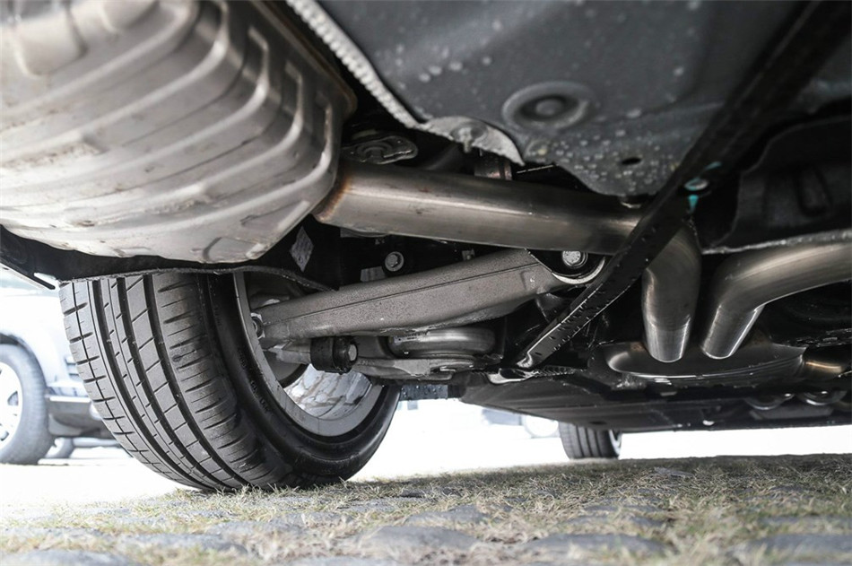 2014款 3.0T 50 TFSI DCT quattro 豪华型 引擎底盘