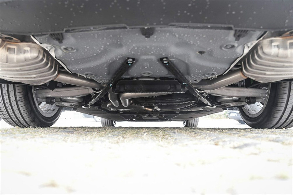 2014款 3.0T 50 TFSI DCT quattro 豪华型 引擎底盘