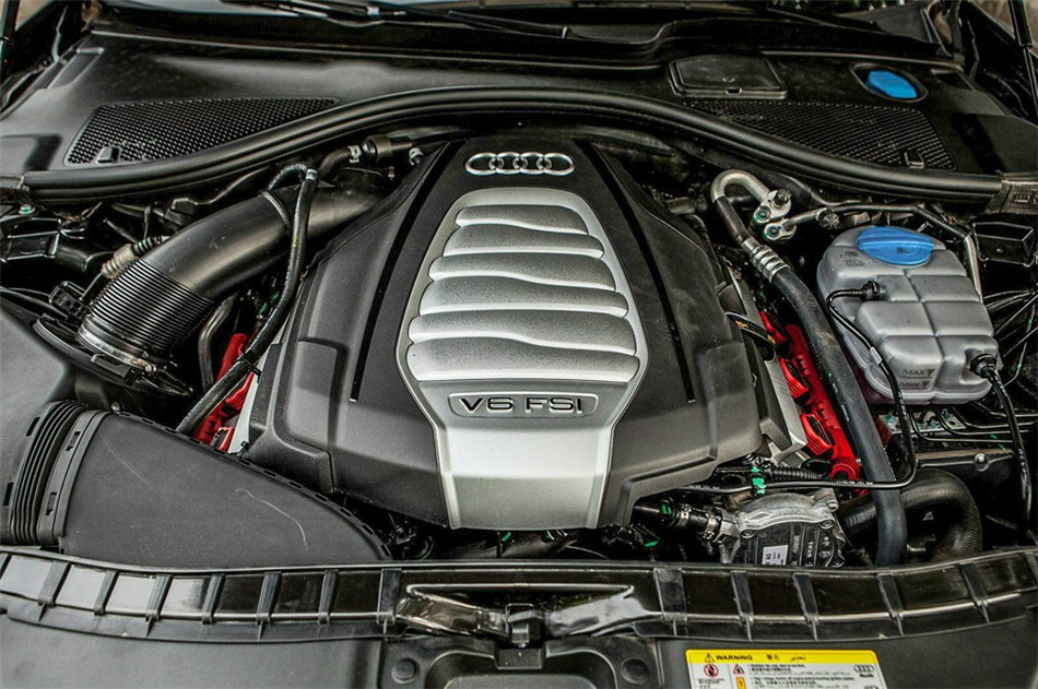 2014款 3.0T 50 TFSI DCT quattro 豪华型 引擎底盘