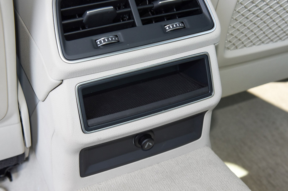 2019款 55 TFSI quattro 旗舰致雅型 座椅空间