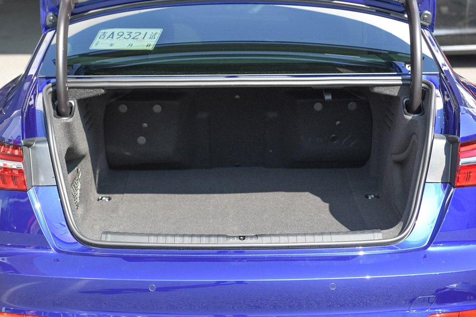 2019款 55 TFSI quattro 旗舰致雅型 座椅空间