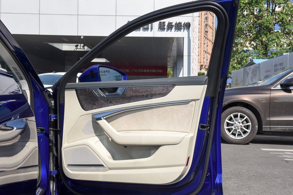 2019款 55 TFSI quattro 旗舰致雅型 座椅空间