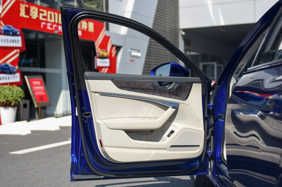 2019款 55 TFSI quattro 旗舰致雅型 座椅空间