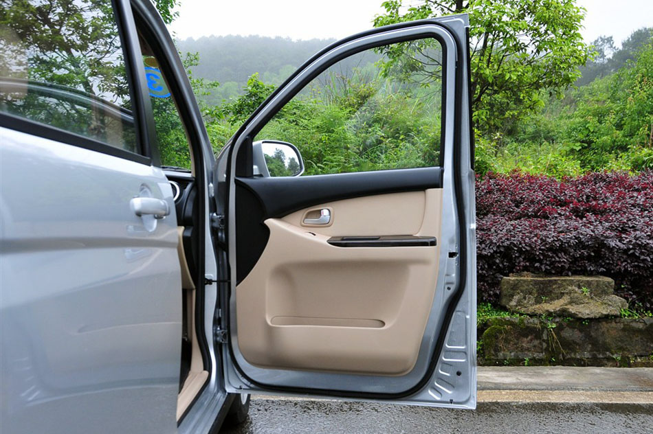 2014款 1.5L精英型 座椅空间