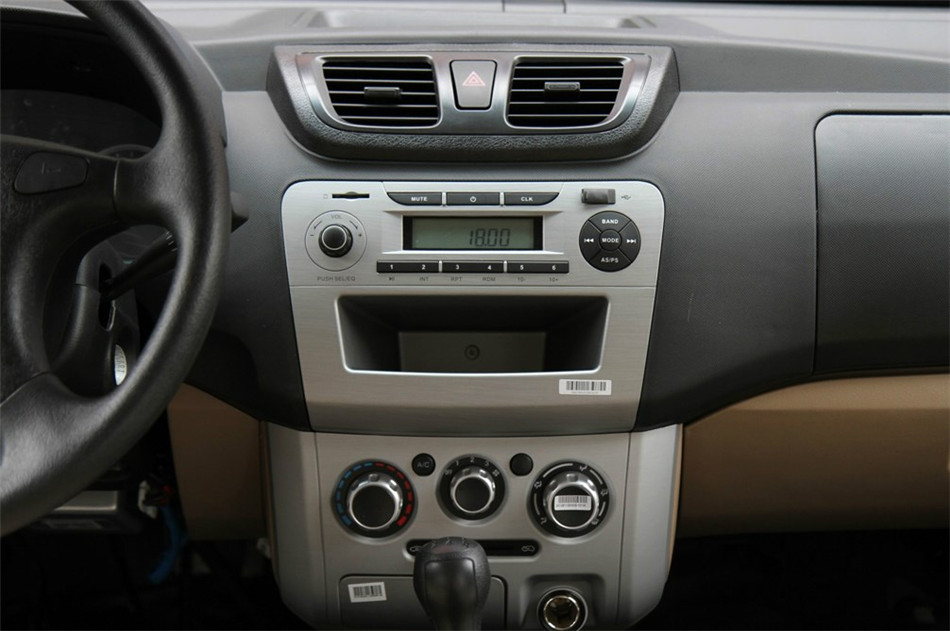 2012款 1.2L MT 标准型 内饰