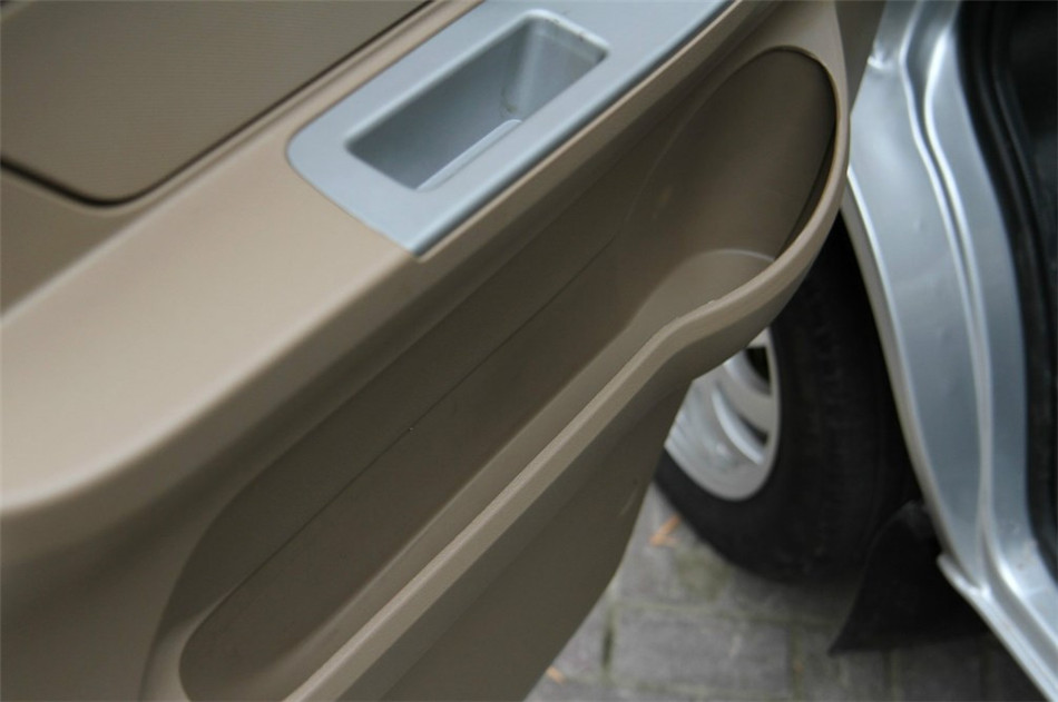 2012款 1.2L MT 标准型 座椅空间