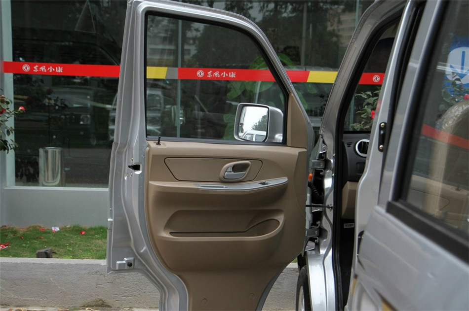 2012款 1.2L MT 标准型 座椅空间