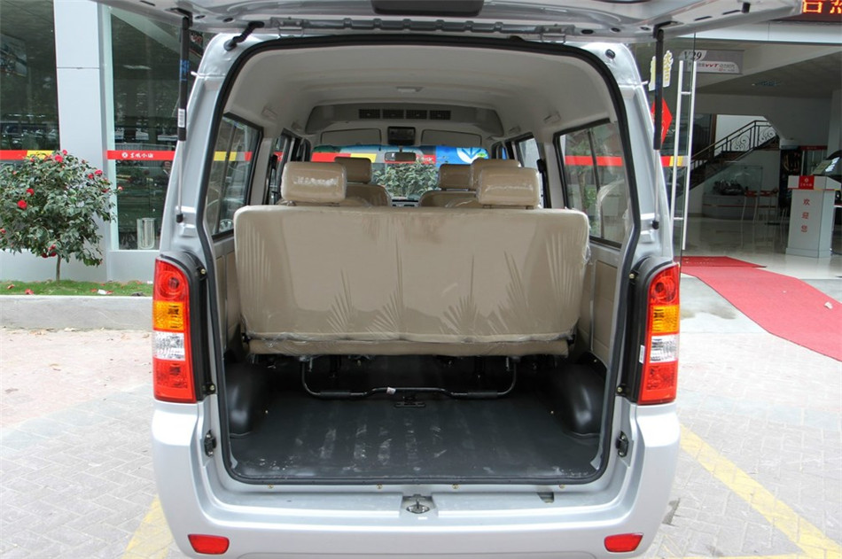2012款 1.2L MT 标准型 座椅空间