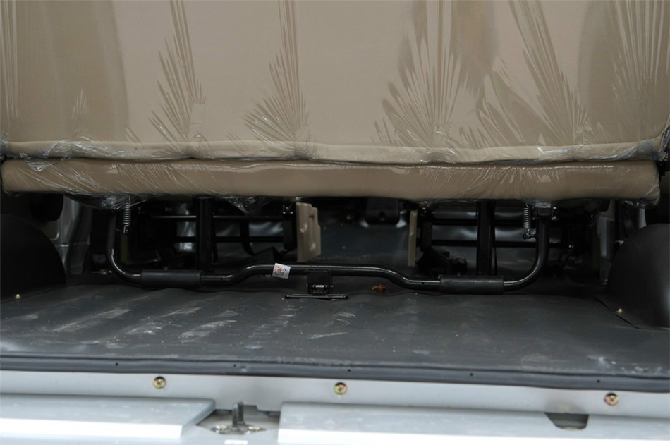 2012款 1.2L MT 标准型 座椅空间