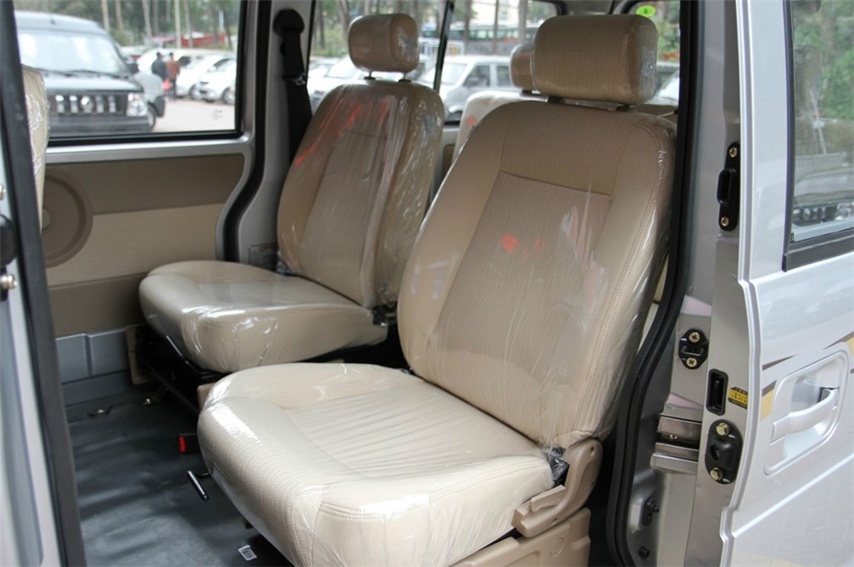 2012款 1.2L MT 标准型 座椅空间