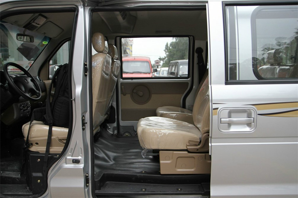 2012款 1.2L MT 标准型 座椅空间
