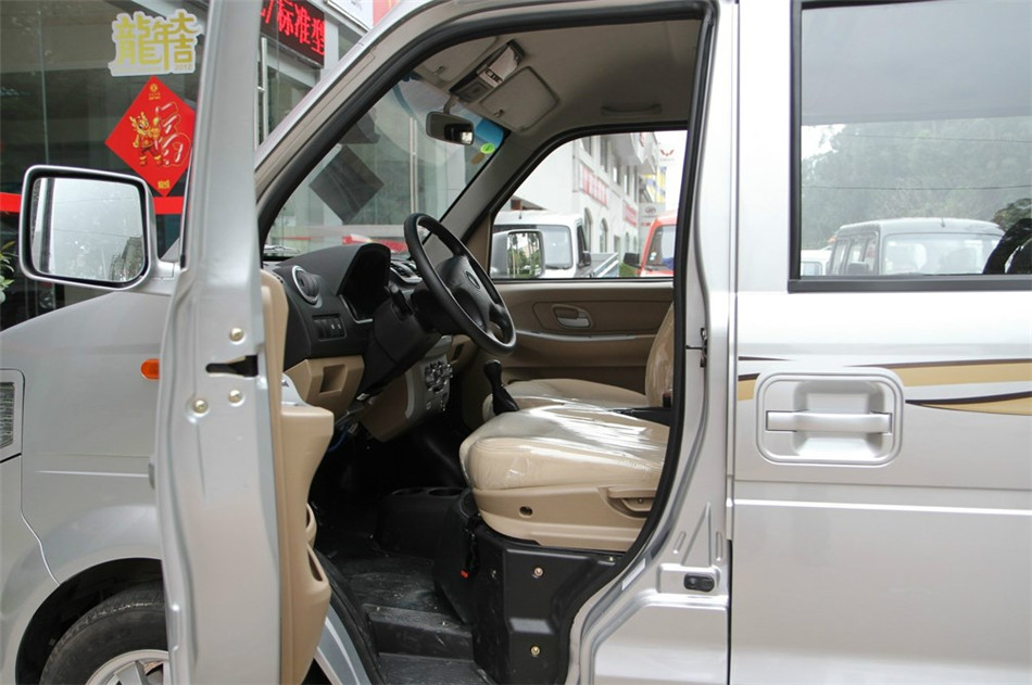 2012款 1.2L MT 标准型 座椅空间