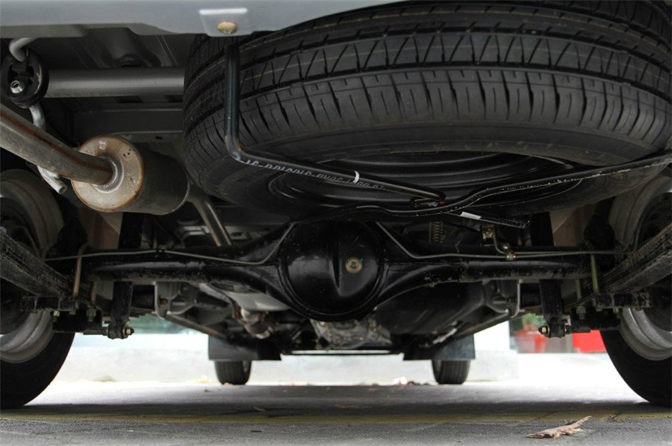 2012款 1.2L MT 标准型 引擎底盘