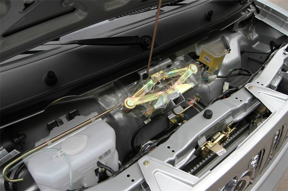 2012款 1.2L MT 标准型 引擎底盘