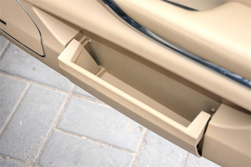 2012款 3.0L AT 旗舰版 座椅空间