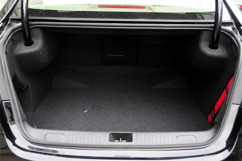 2012款 3.0L AT 旗舰版 座椅空间