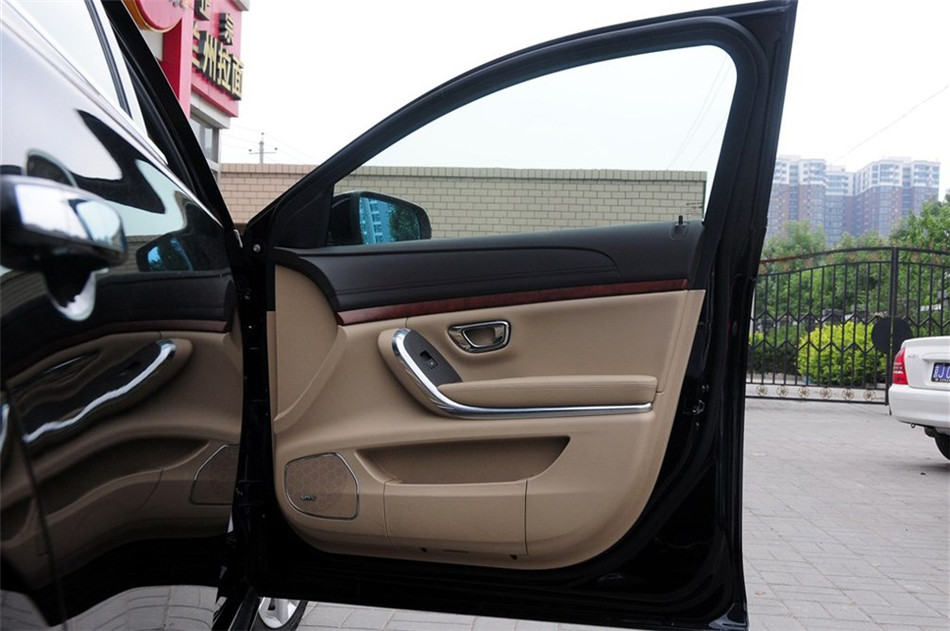 2012款 3.0L AT 旗舰版 座椅空间