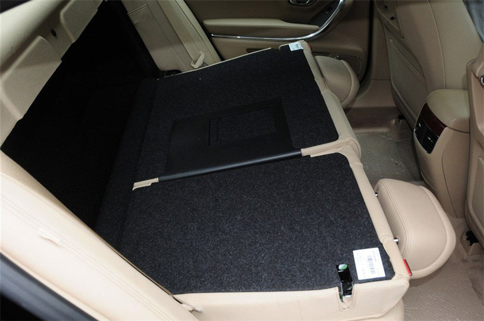 2012款 3.0L AT 旗舰版 座椅空间