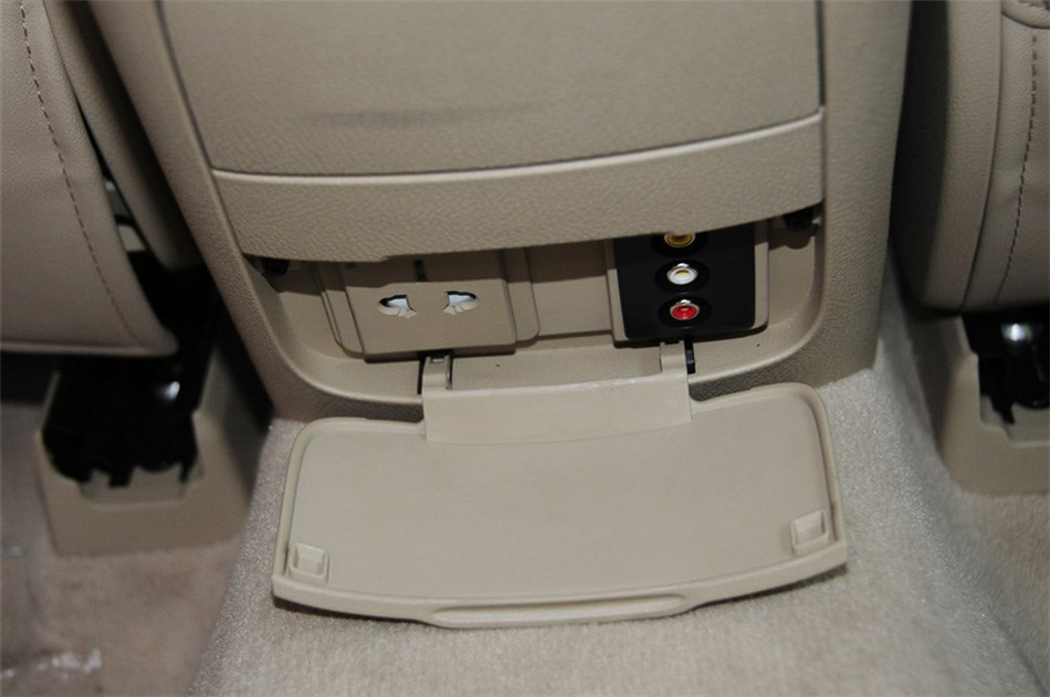 2012款 3.0L AT 旗舰版 座椅空间
