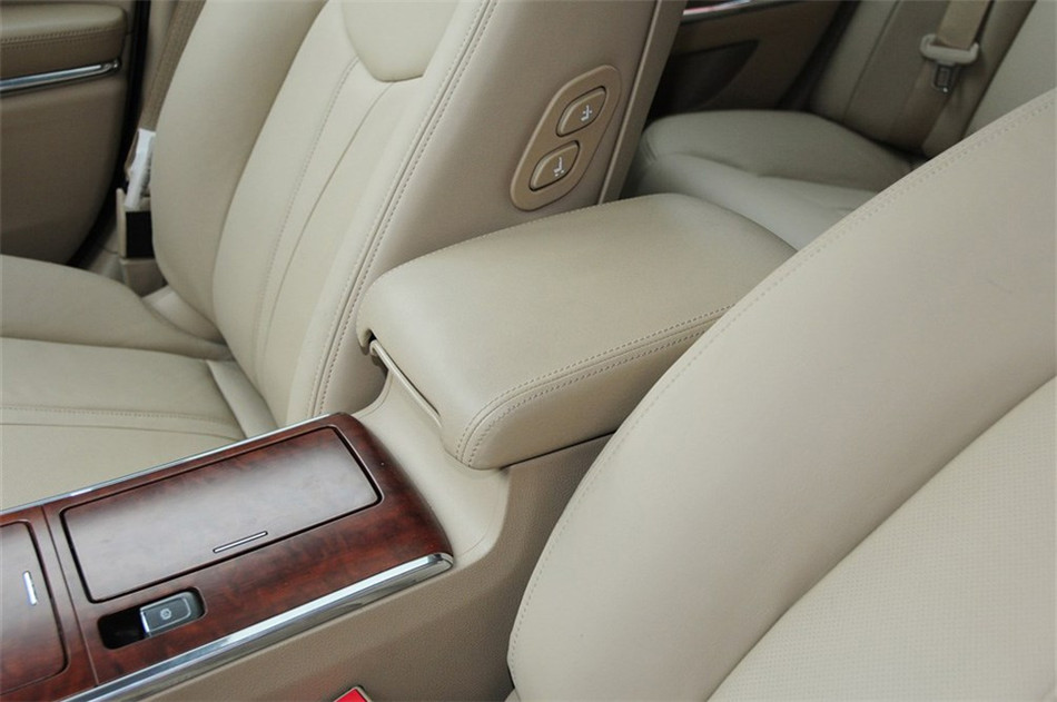 2012款 3.0L AT 旗舰版 座椅空间