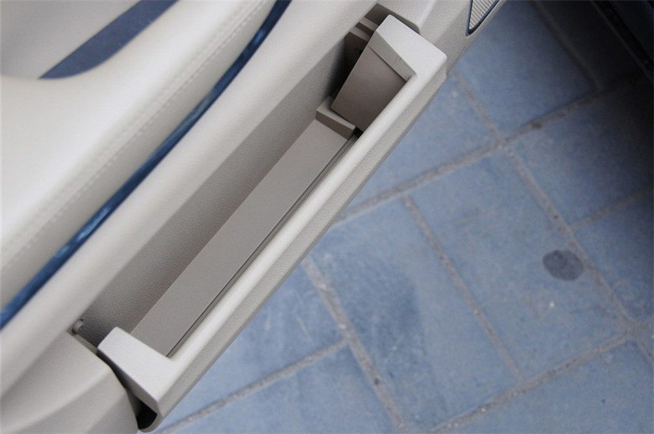 2012款 3.0L AT 旗舰版 座椅空间