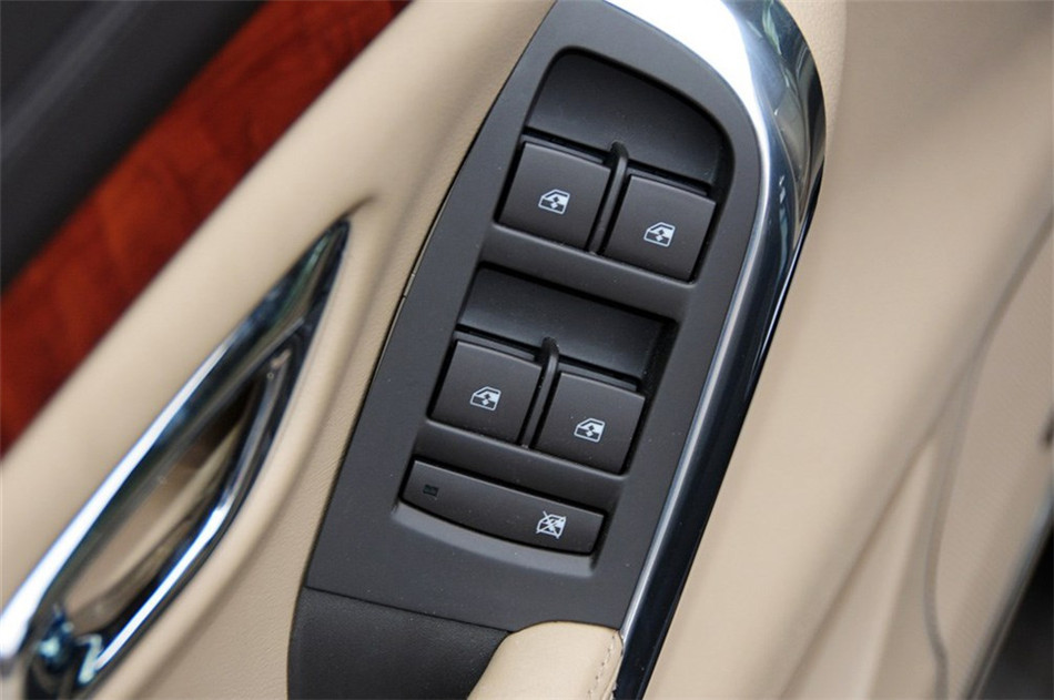 2012款 3.0L AT 旗舰版 座椅空间