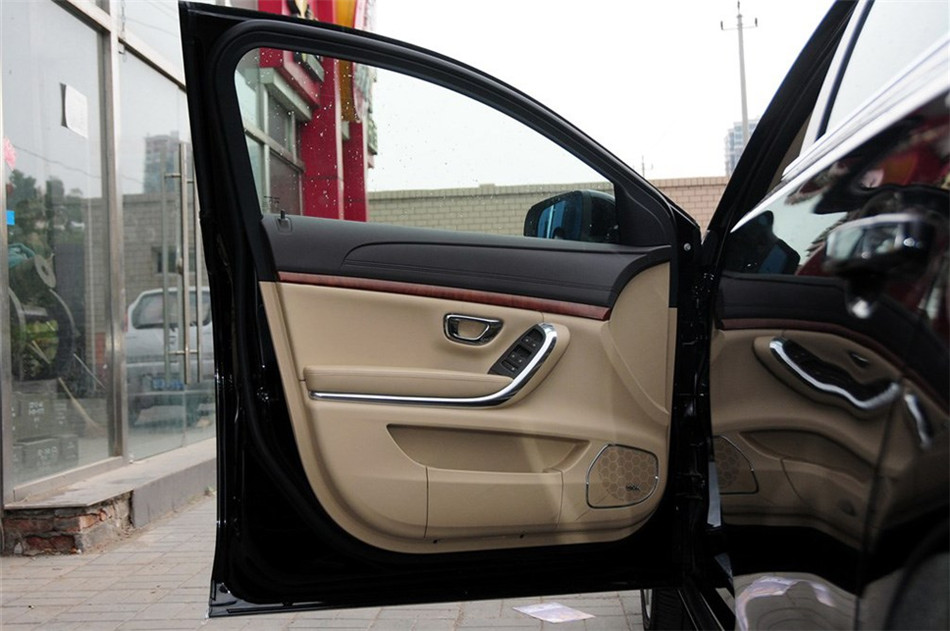 2012款 3.0L AT 旗舰版 座椅空间