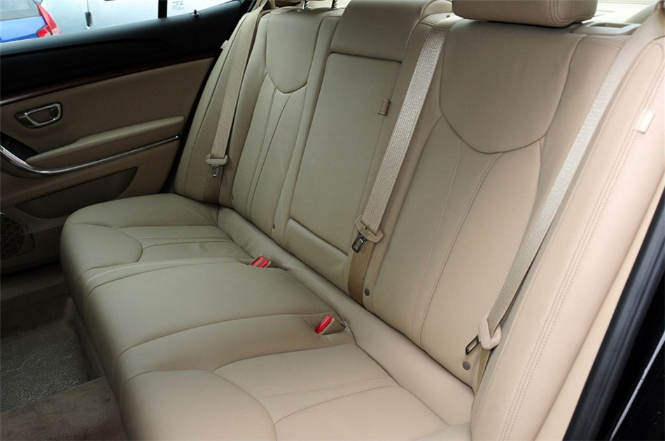 2012款 3.0L AT 旗舰版 座椅空间