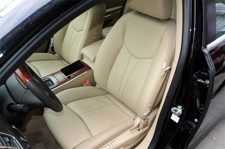 2012款 3.0L AT 旗舰版 座椅空间