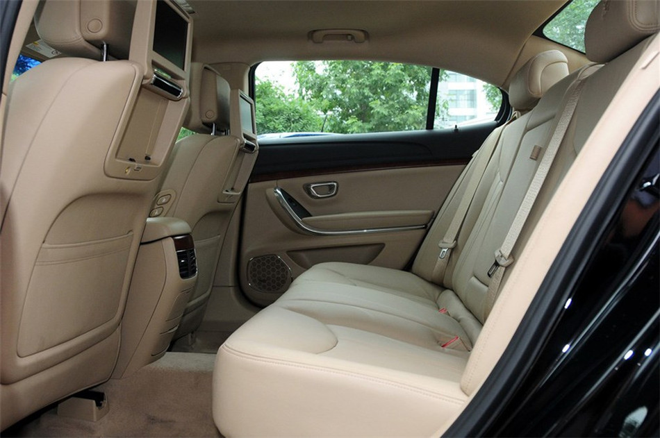 2012款 3.0L AT 旗舰版 座椅空间