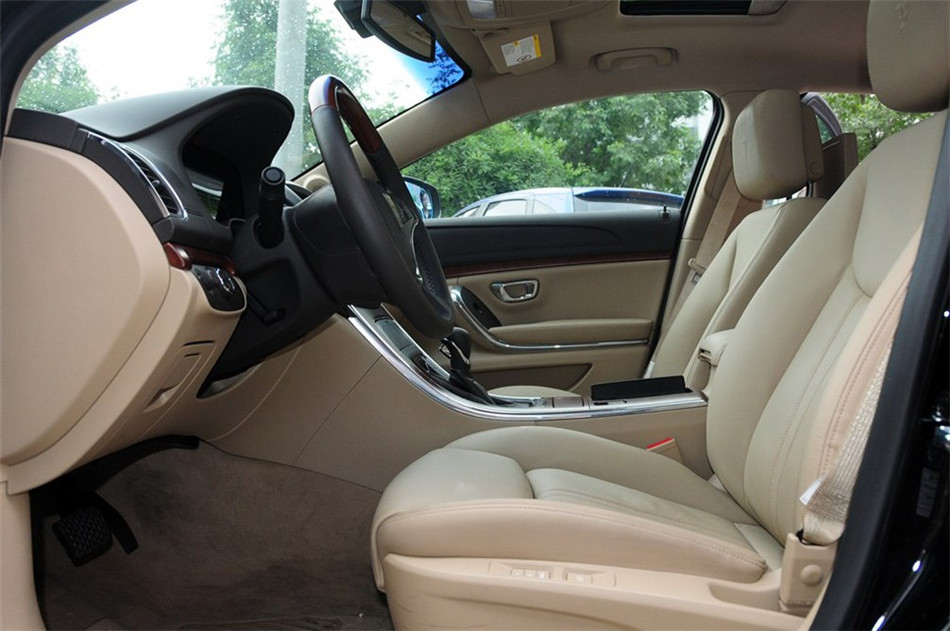 2012款 3.0L AT 旗舰版 座椅空间