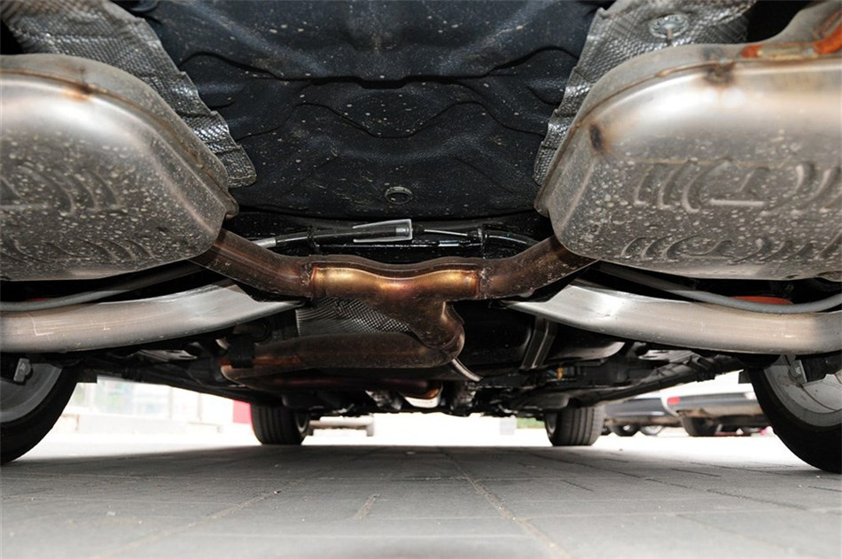 2012款 3.0L AT 旗舰版 引擎底盘