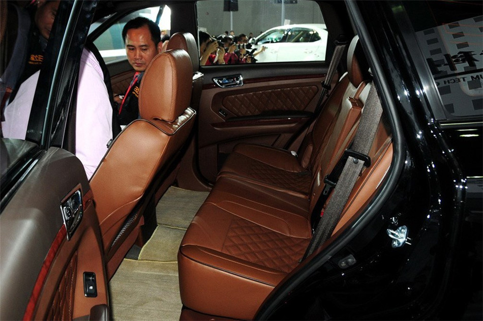 2013款 1.8T MT 汽油两驱智尊版 座椅空间